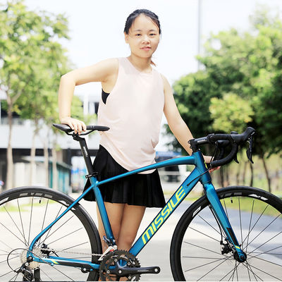 Bicicletta stradale aerodinamica a telaio di carbonio costruita con SKD 85 per cento di assemblaggio che fornisce eccellente trasferimento di potenza e ridotta resistenza