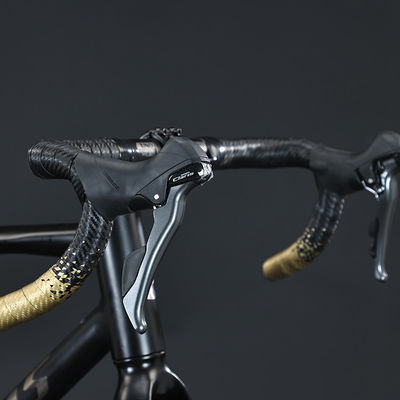 Pedal ordinario attraverso asse 700 * 40C freni a disco idraulici bicicletta di ghiaia con cavi nascosti