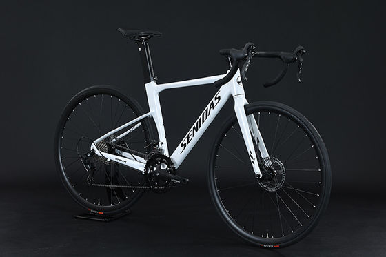 Bicicletta da strada leggera con telaio in alluminio con 18 velocità e freno idraulico per il controllo