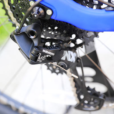 Bici da montagna leggera da 29 pollici con forchetta anteriore in fibra di carbonio e catena YBN S12S