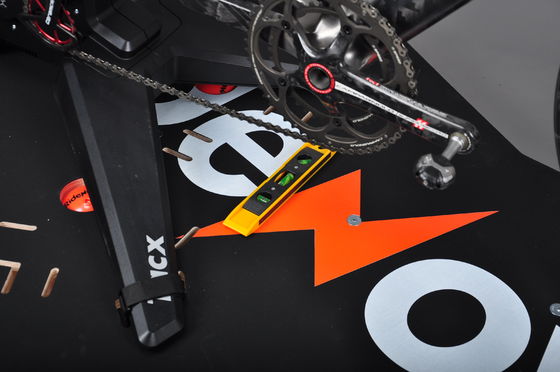 Cornice di allenatore elettrico portatile nero per attrezzature di allenamento per ciclismo indoor