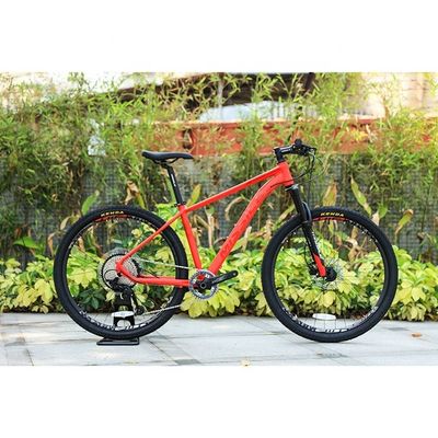 Bici di montagna a freno ad olio a 11 velocità con prestazioni di alto costo e pedali ordinari
