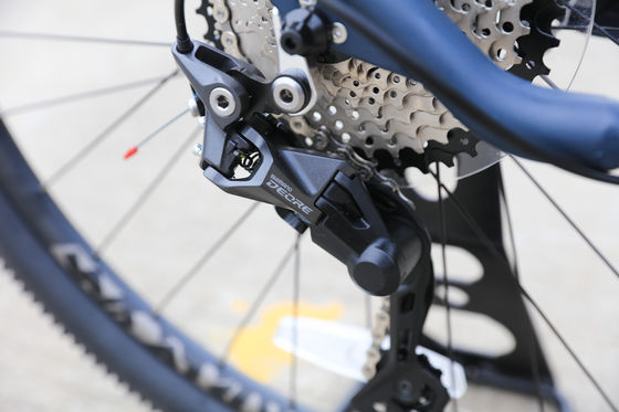 Bici da montagna regolabile per adulti 13.9kg Peso della bici Freno a disco anteriore e posteriore