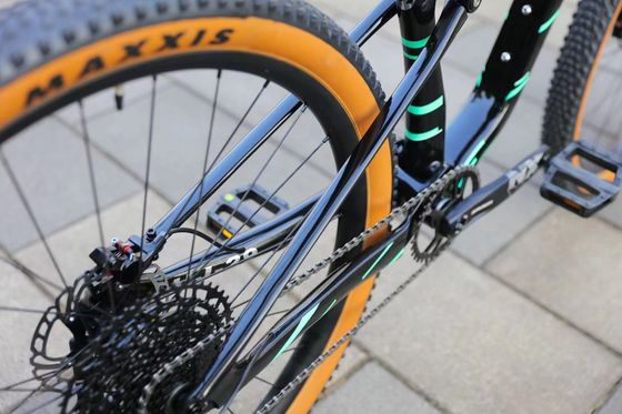 Prova il brivido di guidare con il telaio a carbonio a sospensione completa da 29 pollici Mtb Soft Tail